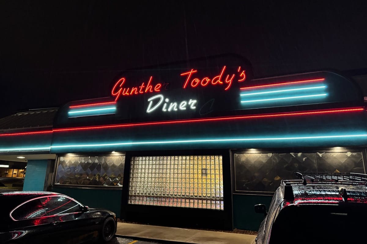 Gunther Toody's Diner atmosphere and seating