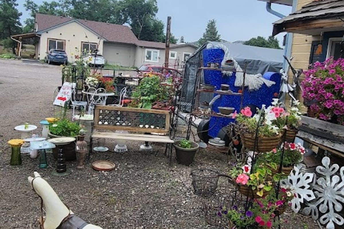 Whistle stop Quilts crafts creations exterior entrance