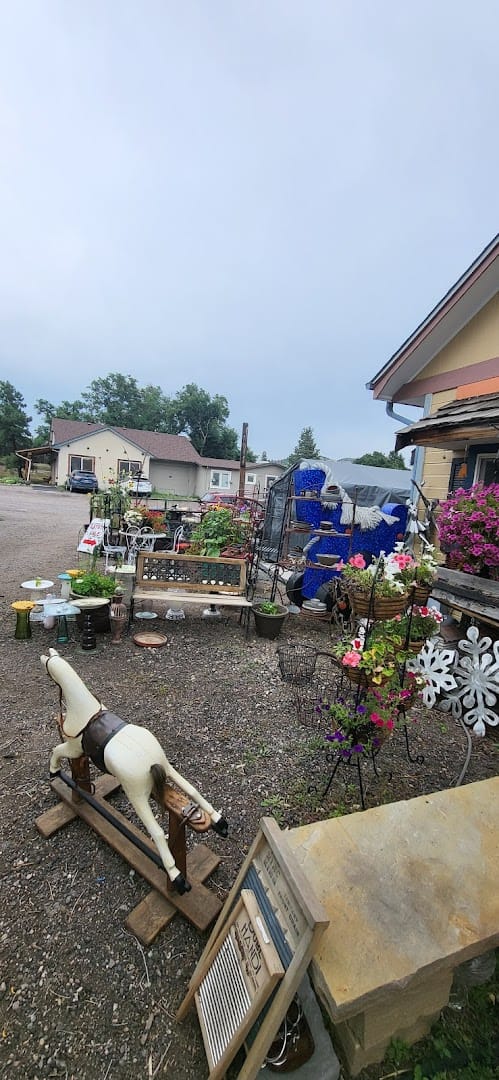 Whistle stop Quilts crafts creations exterior entrance