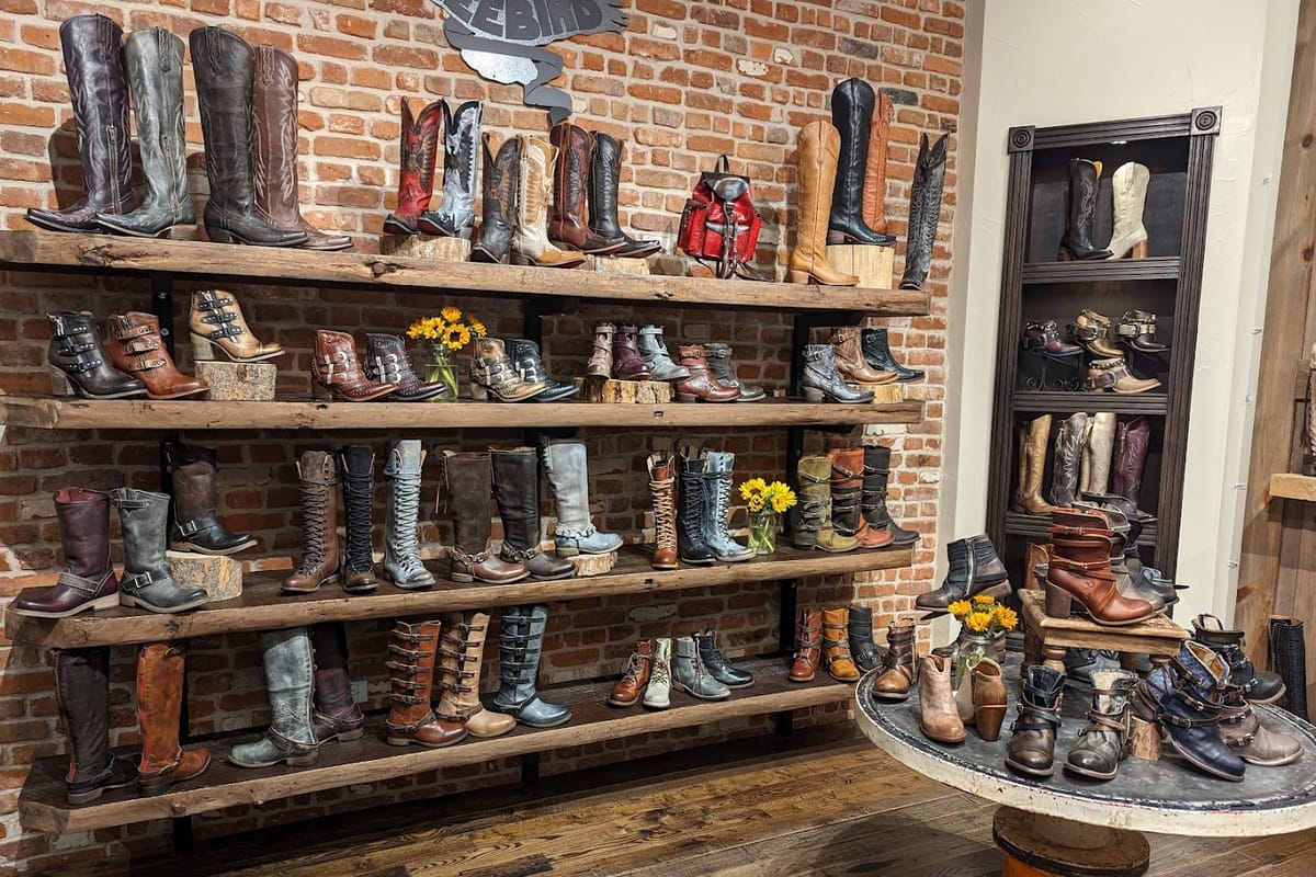 Freebird Stores - Park Meadows atmosphere and seating