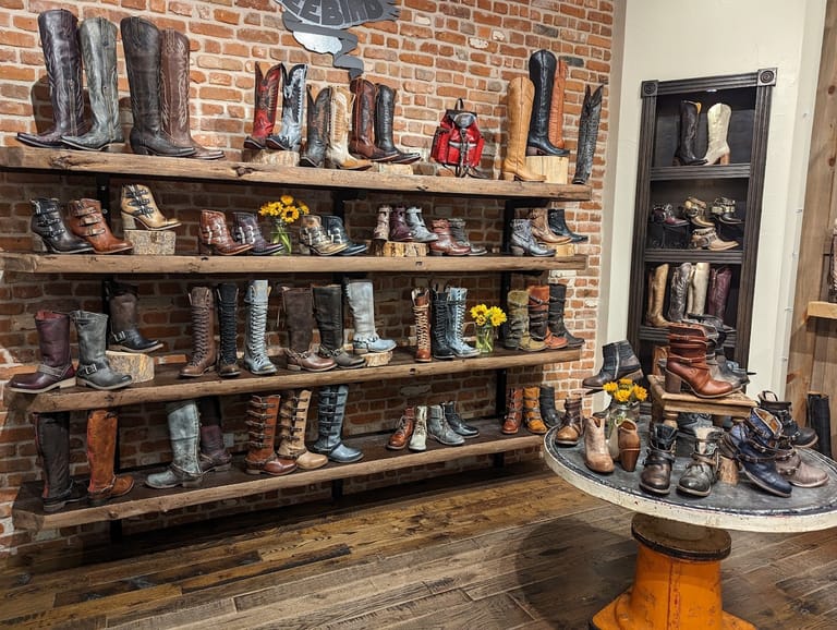 Freebird Stores - Park Meadows atmosphere and seating