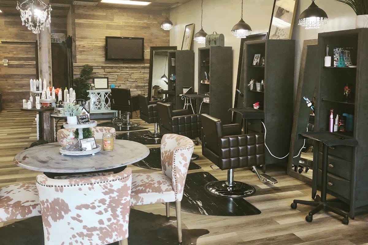 De'Lylahs Hair and Body atmosphere and seating