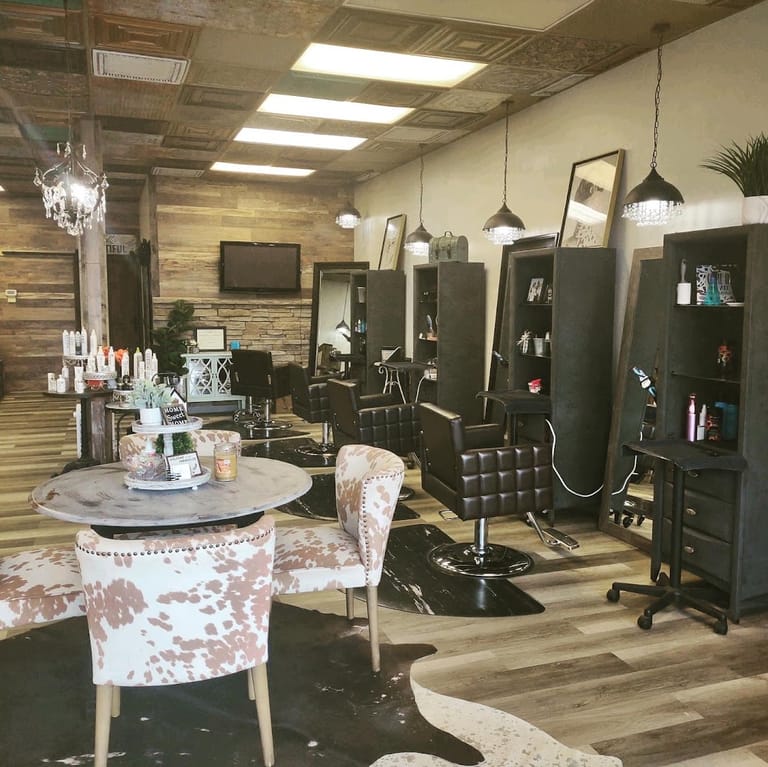 De'Lylahs Hair and Body atmosphere and seating