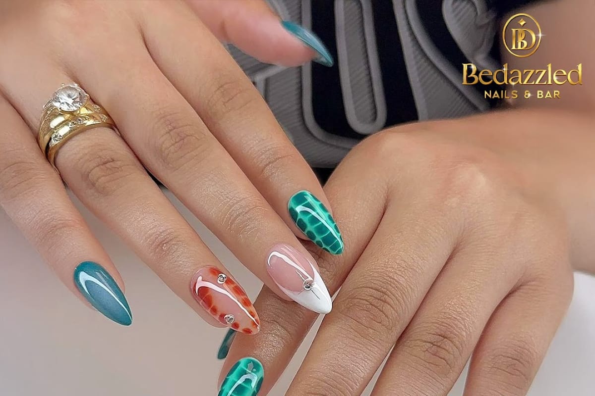 Bedazzled Nails And Bar dining area