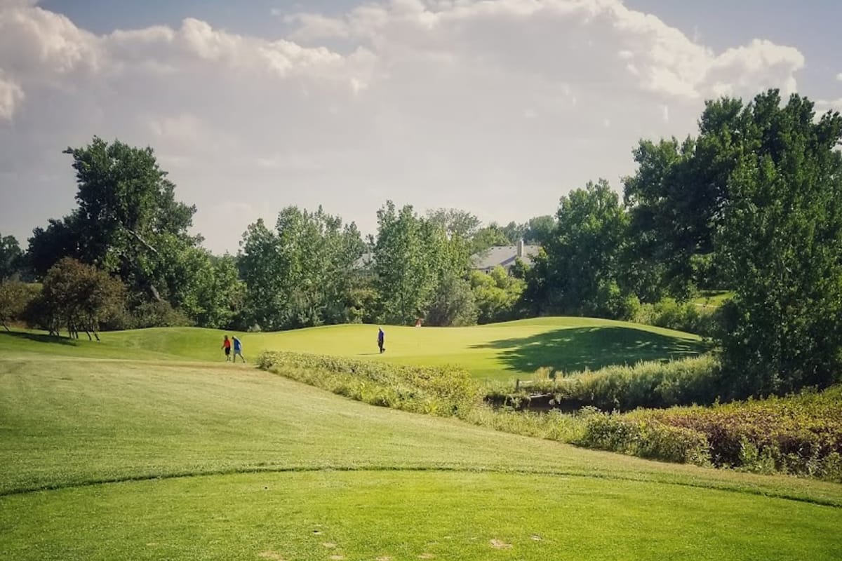 Links Golf Course atmosphere and seating