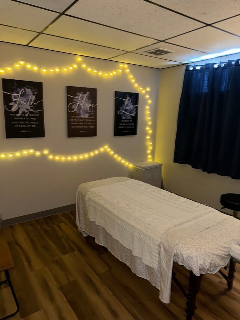 KUZI Massage & Body dining area