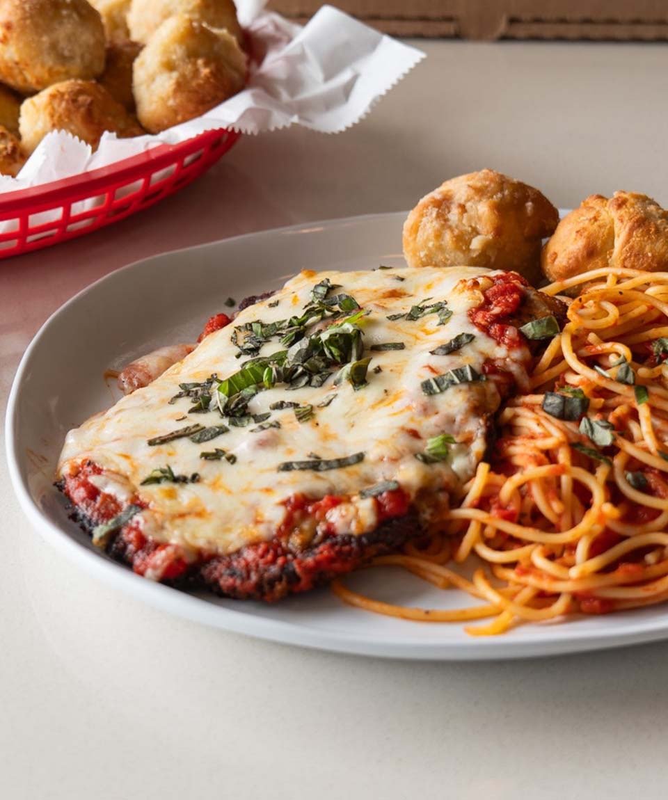 Lil' Ricci's NY Pizza & Pasta - Parker atmosphere and seating
