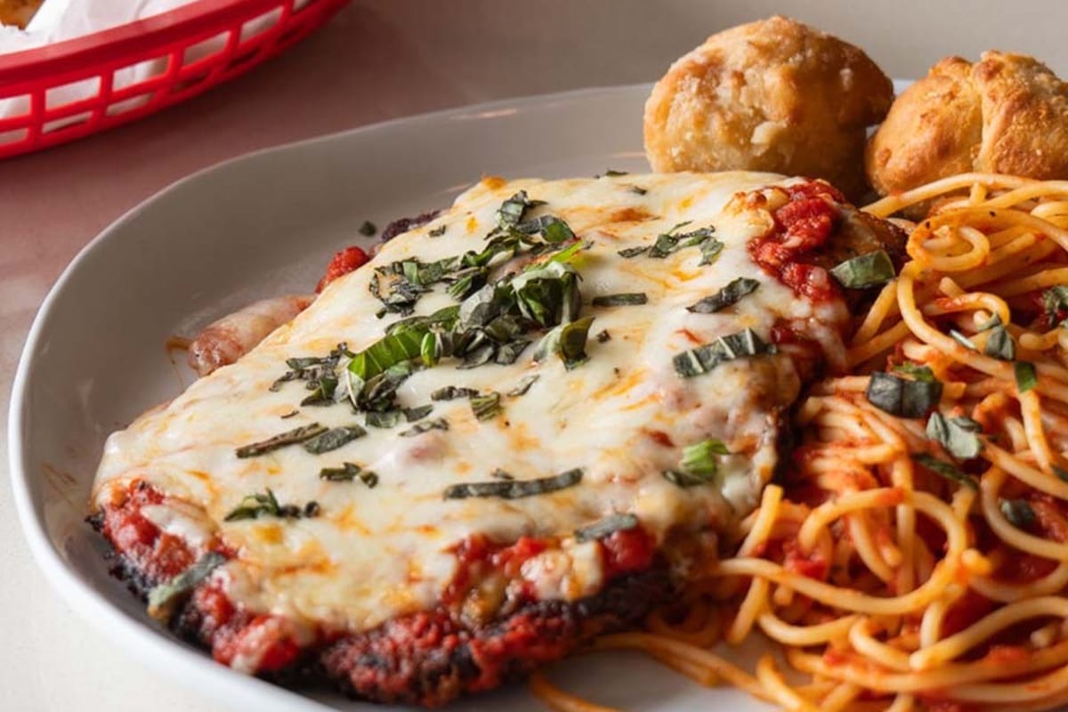 Lil' Ricci's NY Pizza & Pasta - Parker atmosphere and seating
