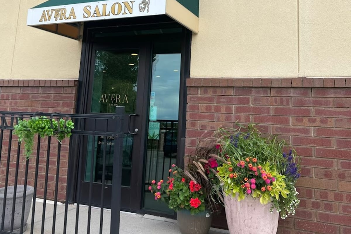 Avera Salon dining area