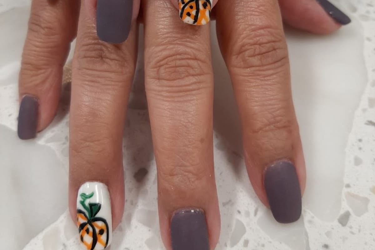 La Belle Nails dining area