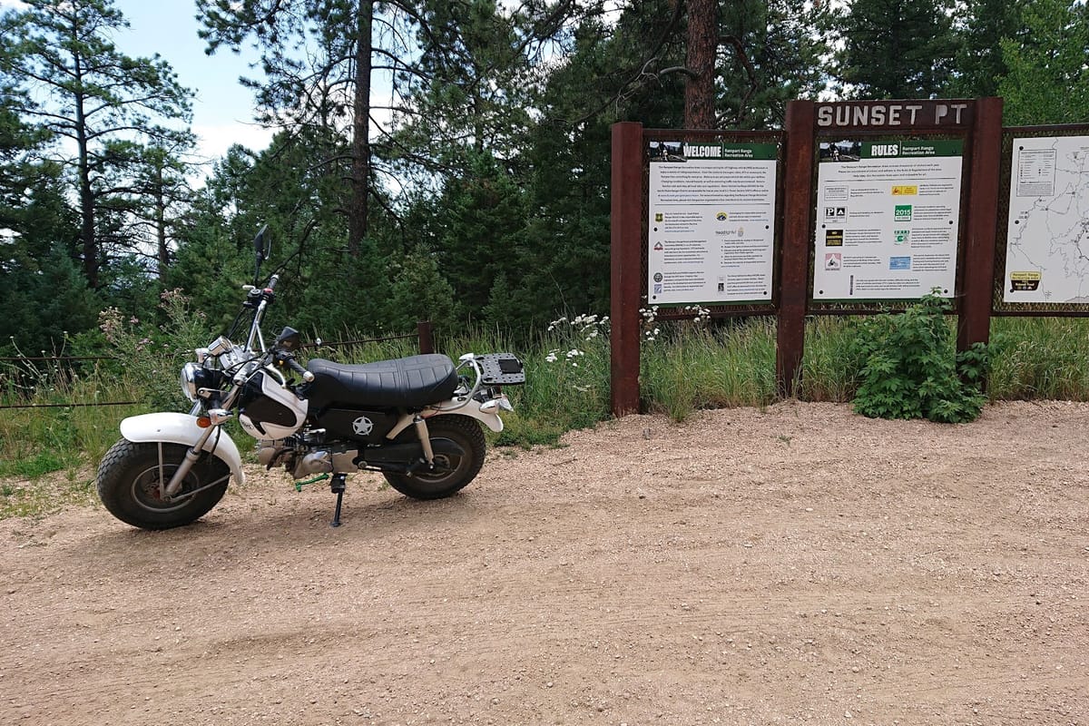 Sunset Point Trailhead atmosphere and seating
