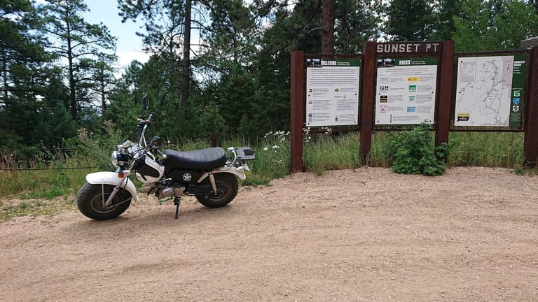 Sunset Point Trailhead atmosphere and seating
