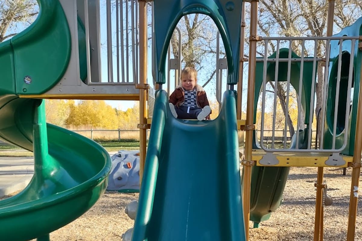 Cottonwood Park West Playground atmosphere and seating