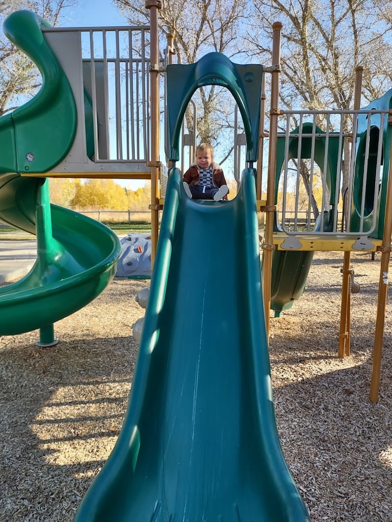 Cottonwood Park West Playground atmosphere and seating