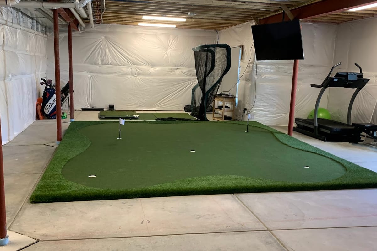Tour Greens Denver atmosphere and seating