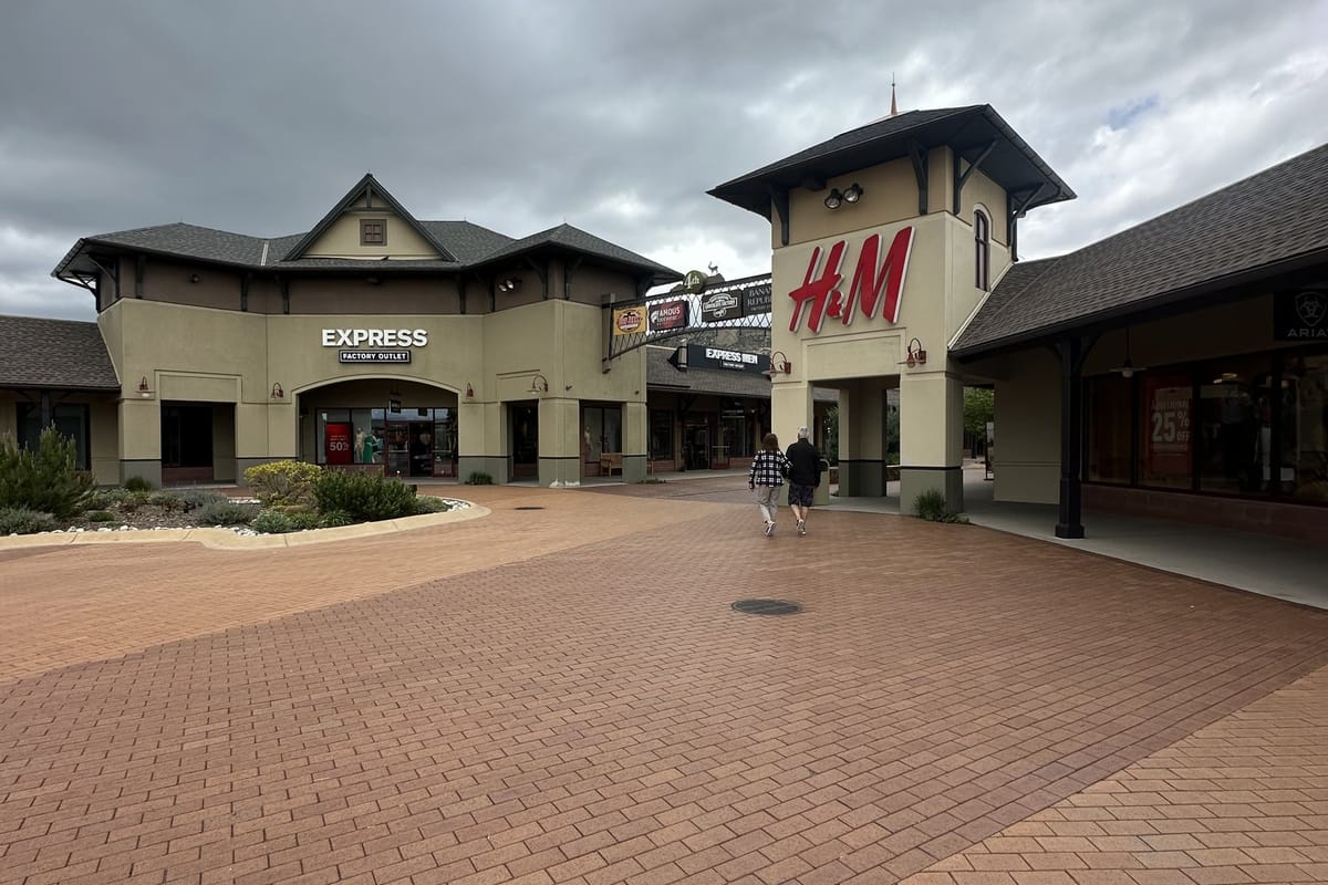 H&M storefront tower at Outlets at Castle Rock