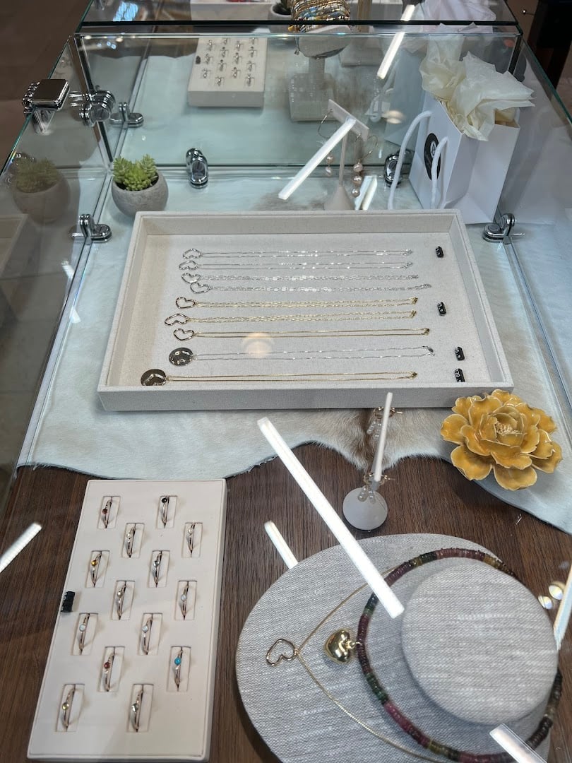 Bobbie Marie Jewelry & Permanent Jewelry atmosphere and seating