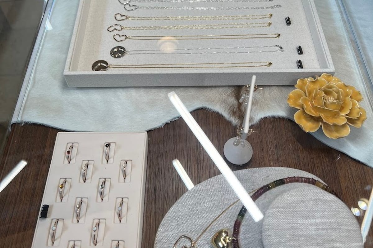 Bobbie Marie Jewelry & Permanent Jewelry atmosphere and seating