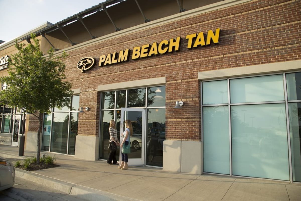 Palm Beach Tan atmosphere and seating