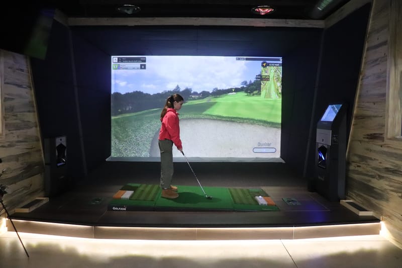 Avid Caddie Golf Lounge golf course in Lone Tree, Colorado