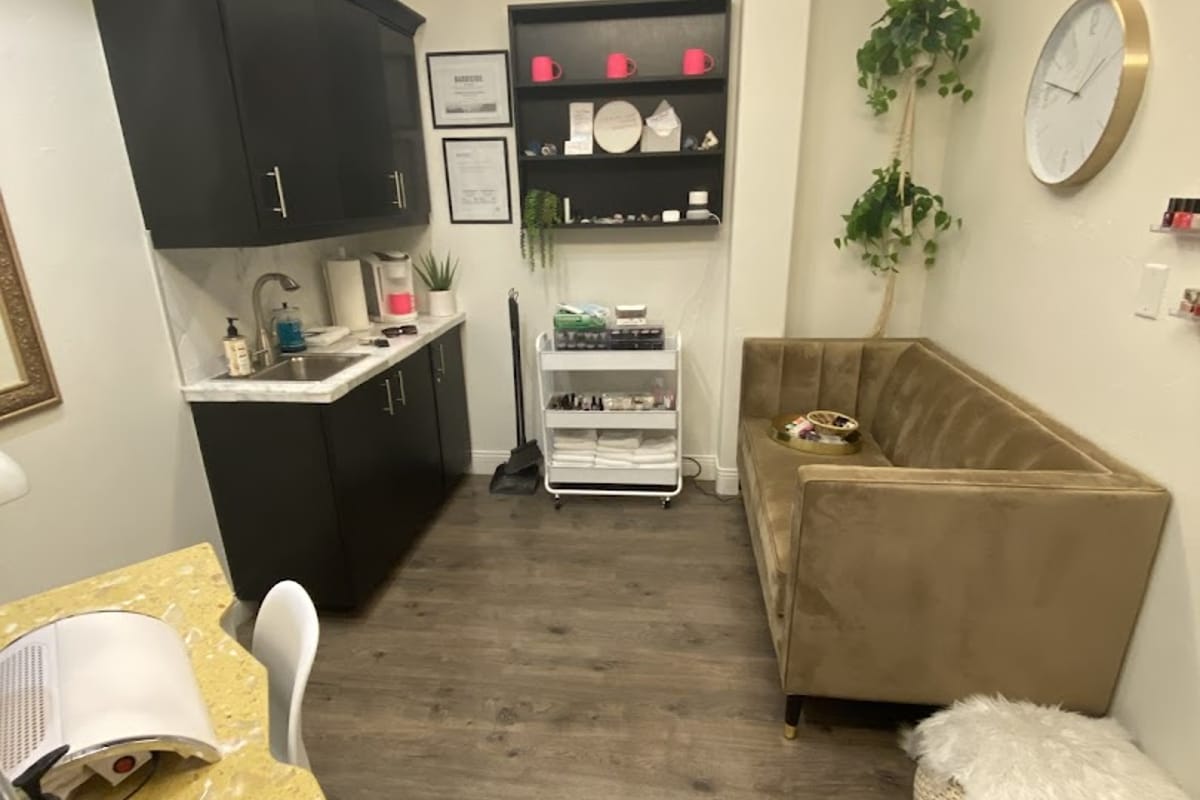 NAILFLAUNT atmosphere and seating