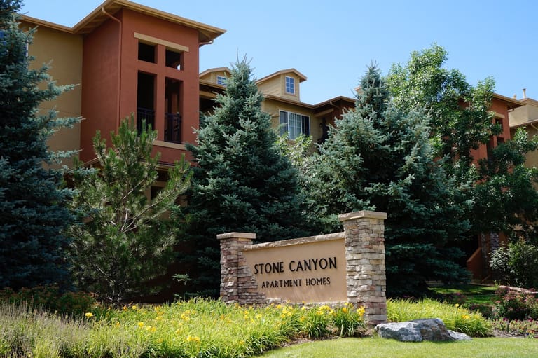Stone Canyon Apartment Homes dining area