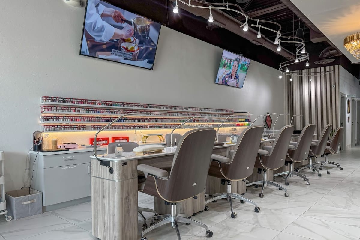 Shape Nails Lounge dining area