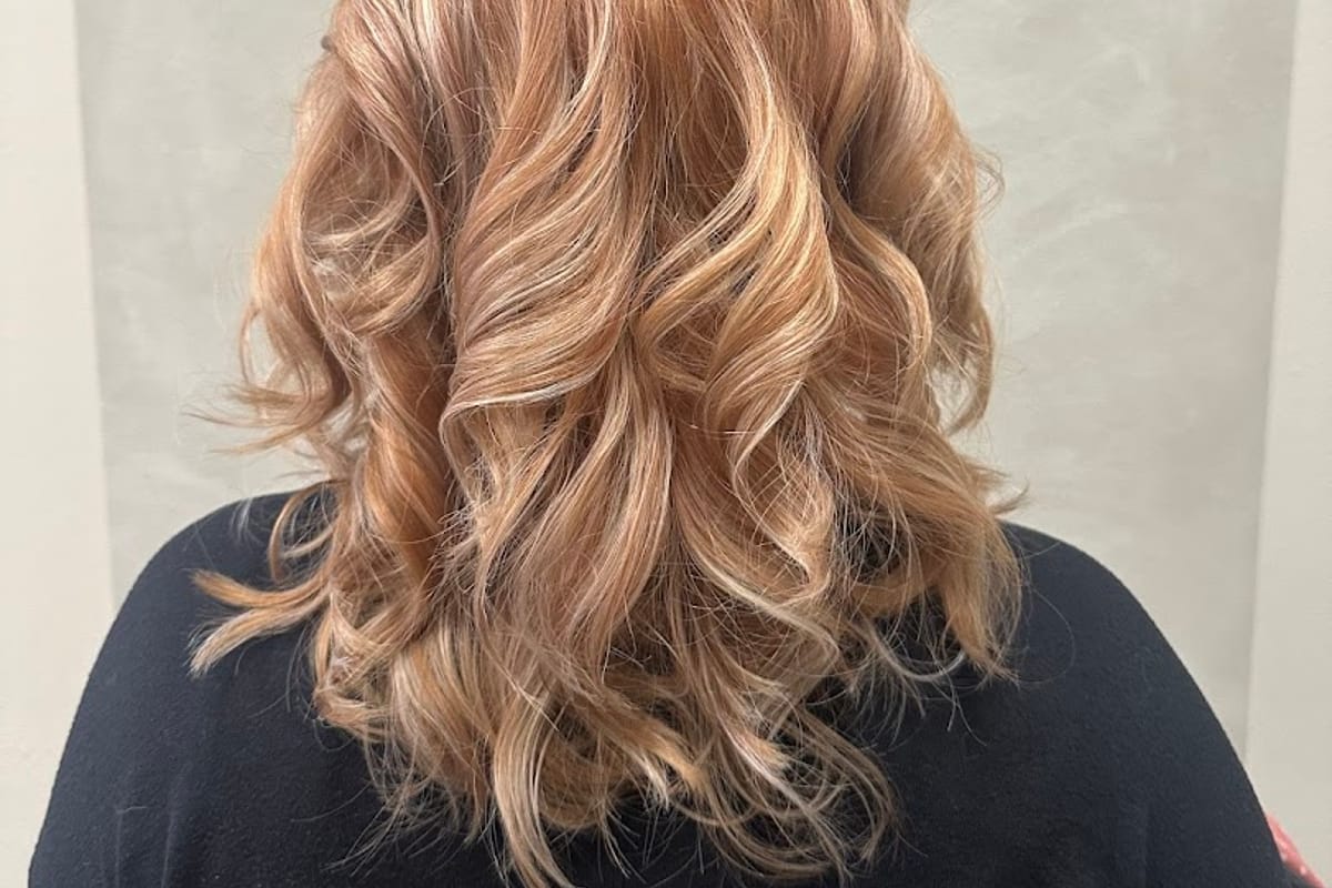 Razz-Ma-Tazz Hair Design Salon atmosphere and seating