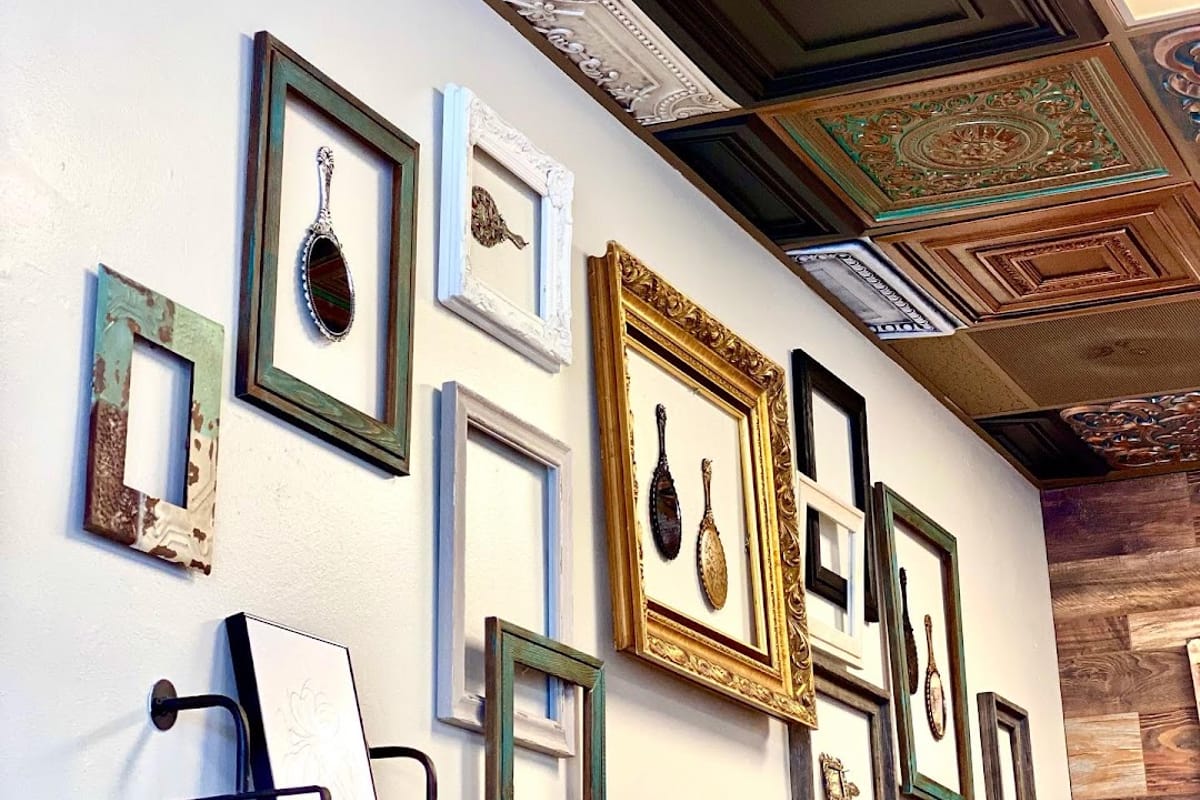 De'Lylahs Hair and Body dining area