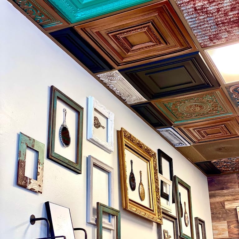 De'Lylahs Hair and Body dining area