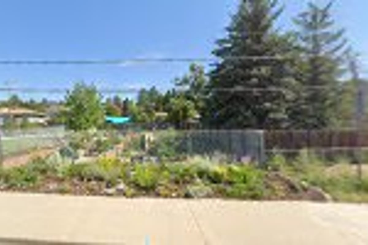 Castle Rock Community Garden atmosphere and seating