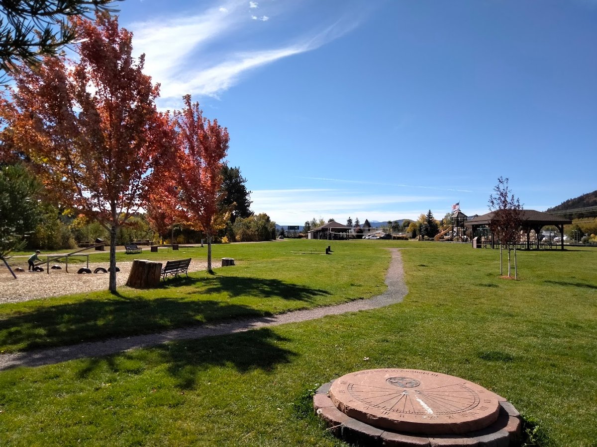 Larkspur Community Park atmosphere and seating