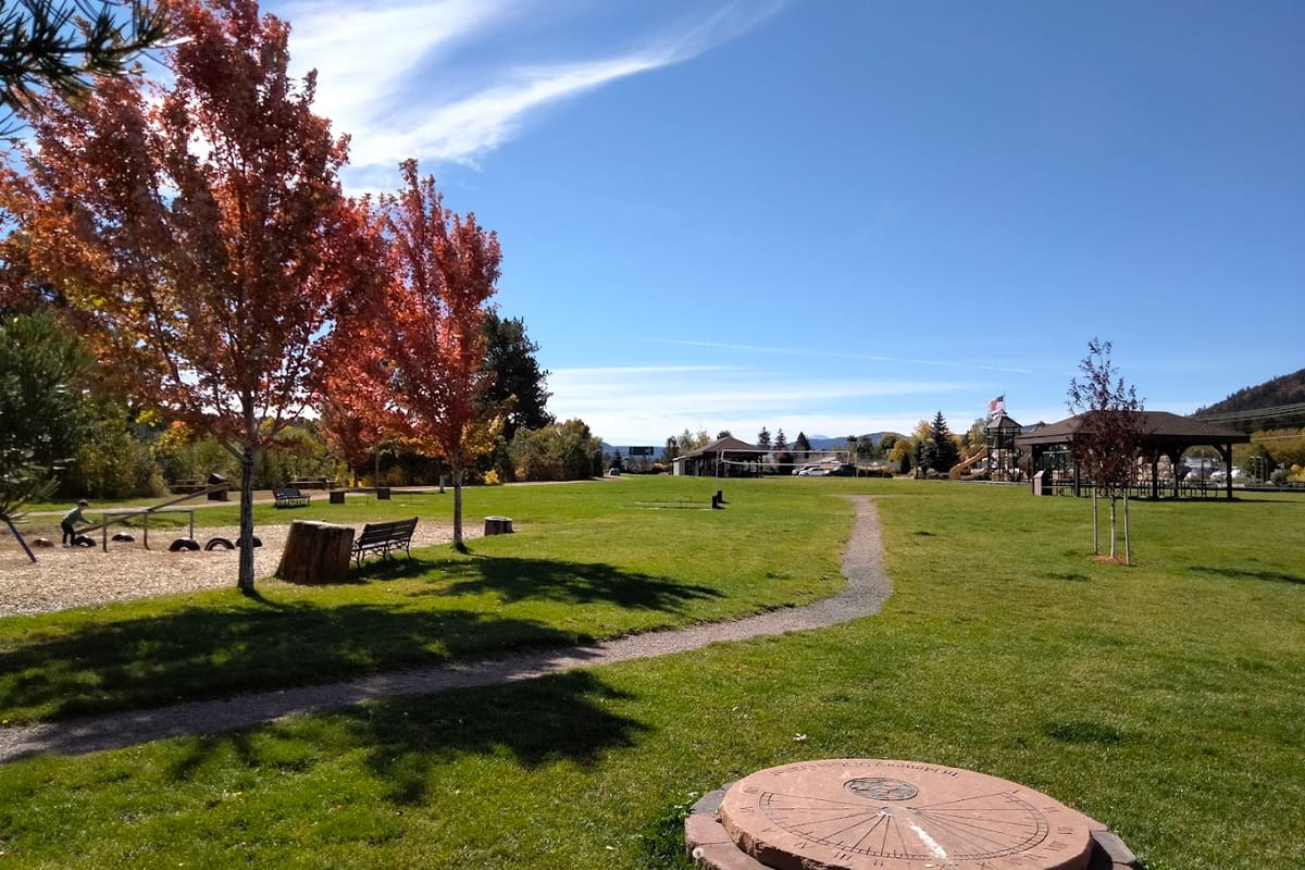 Larkspur Community Park atmosphere and seating