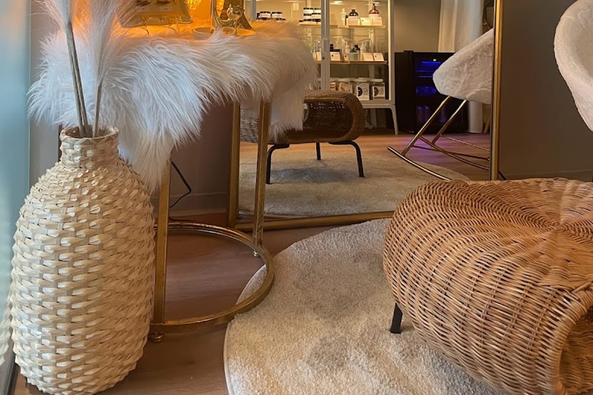 j.YOUNG SPA atmosphere and seating