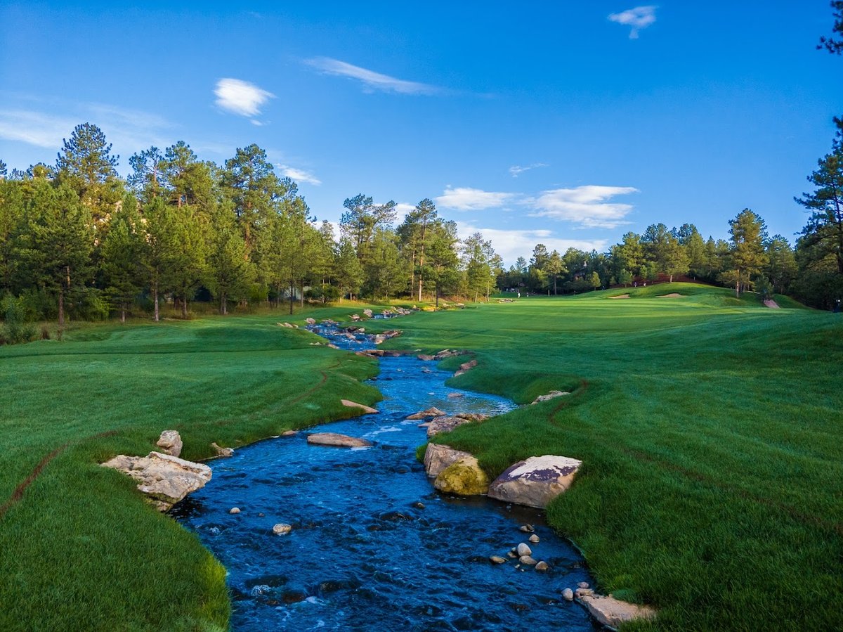 Castle Pines Golf Club atmosphere and seating