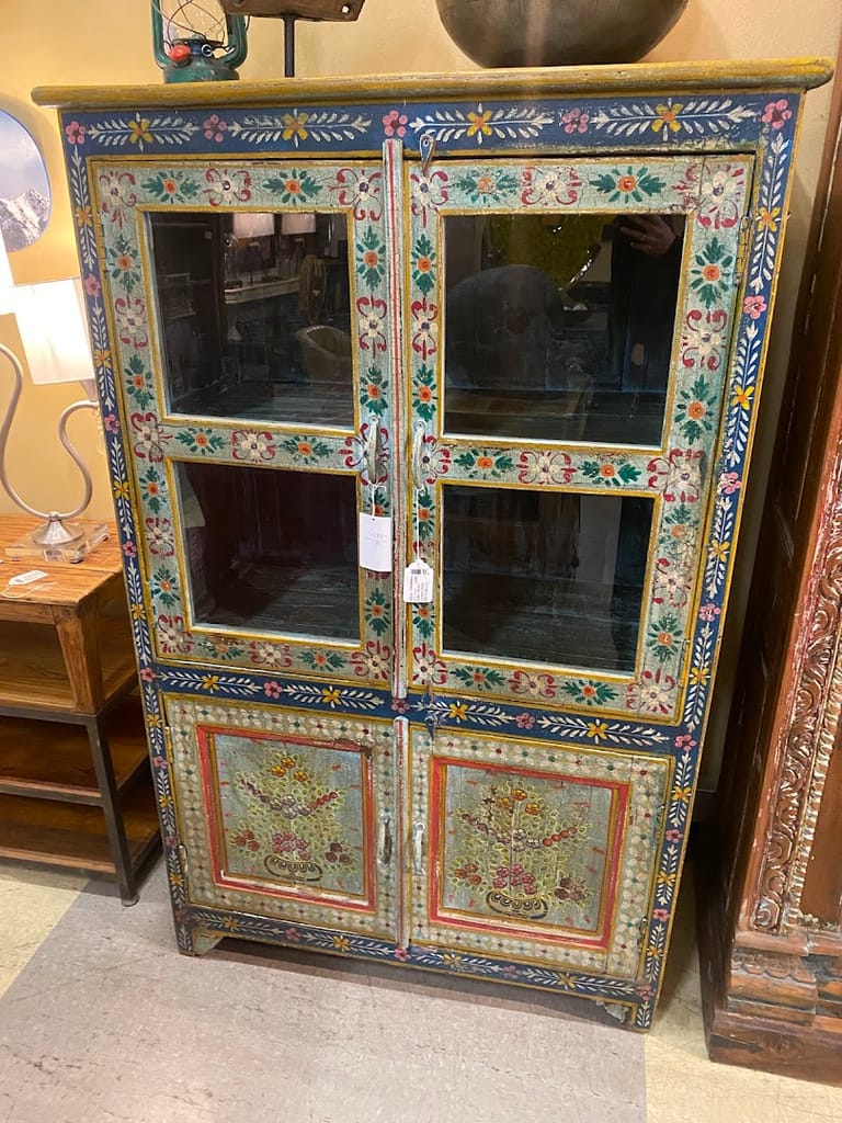 Rare Finds Warehouse - Highlands Ranch Furniture Store dining area