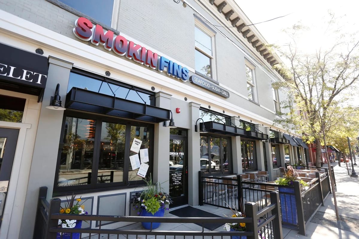 Smokin Fins - Highlands Ranch atmosphere and seating
