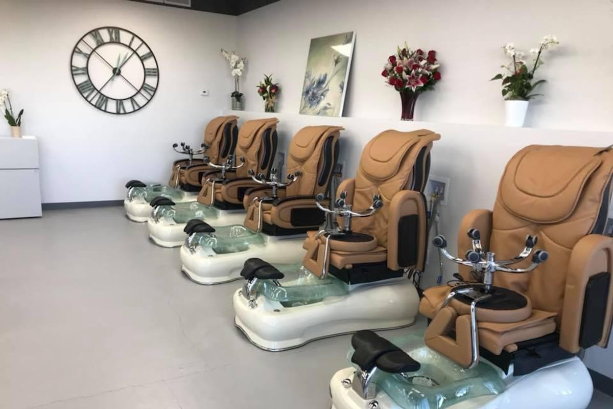 5280 Beauty Bar dining area