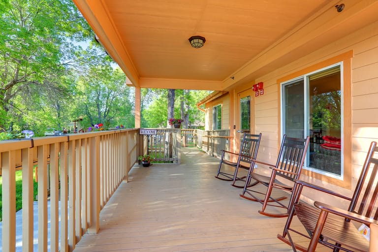 Castle Rock Sapling Court - Assured Senior Living 4 dining area