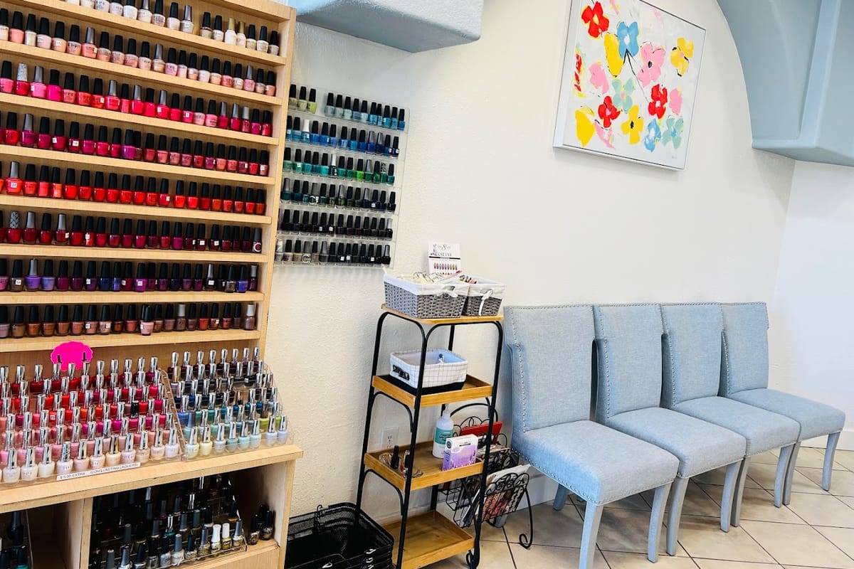 La Belle Nails atmosphere and seating