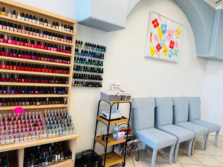 La Belle Nails atmosphere and seating