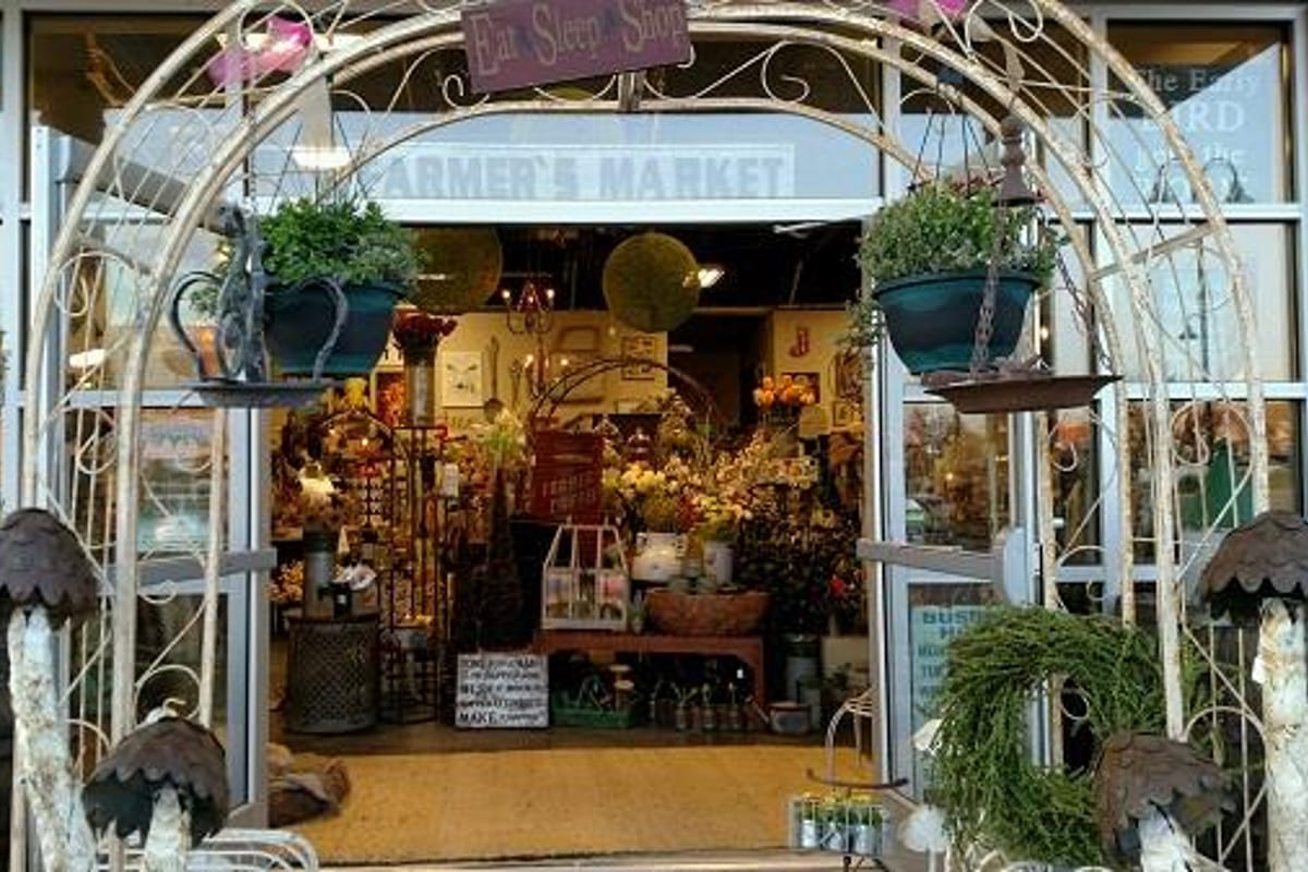 Great Finds - Unique Decor & Gift Boutique dining area