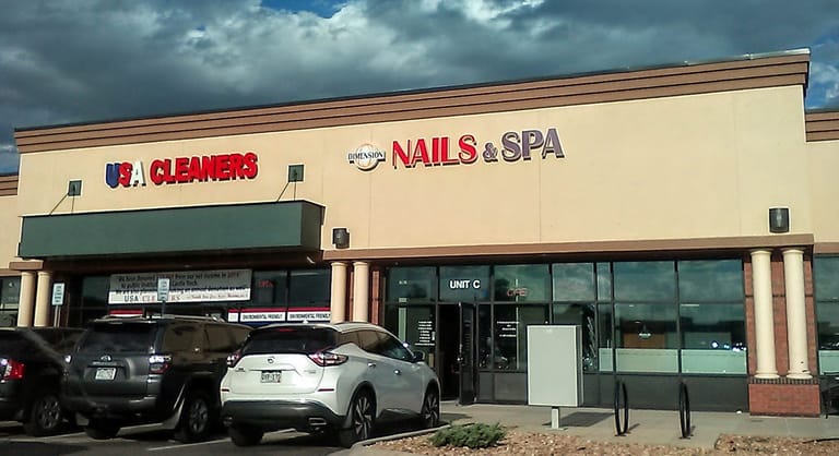 Dimension Nails atmosphere and seating