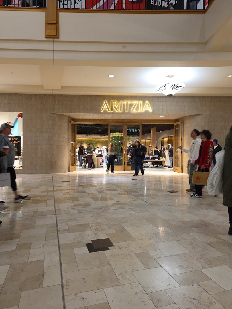Aritzia atmosphere and seating