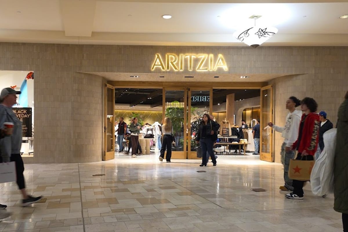 Aritzia atmosphere and seating