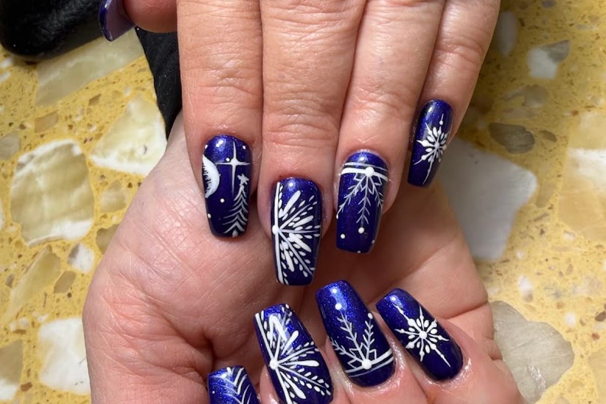 V's Nails dining area