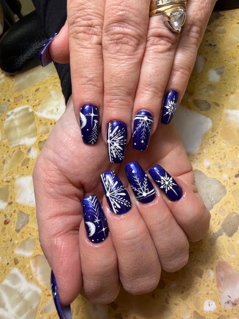 V's Nails dining area