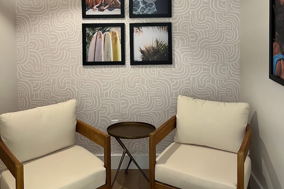 Skin Laundry - Park Meadows atmosphere and seating