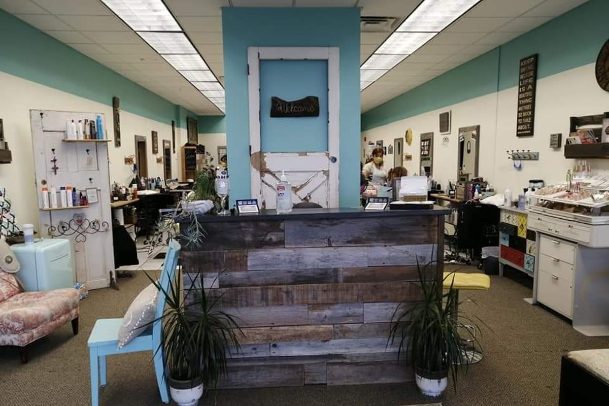 Curl Up N Dye atmosphere and seating