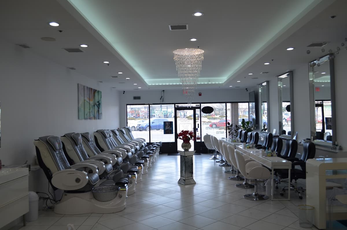 Dazzling Nails salon in Highlands Ranch, Colorado